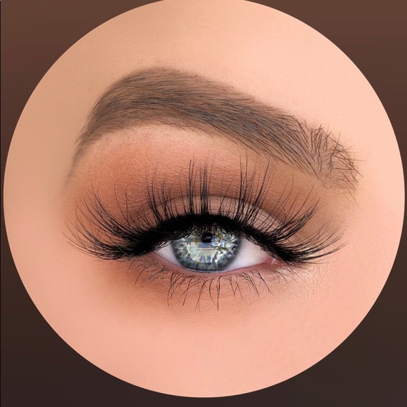 Lavaa Lashes - Picture 3 of 3